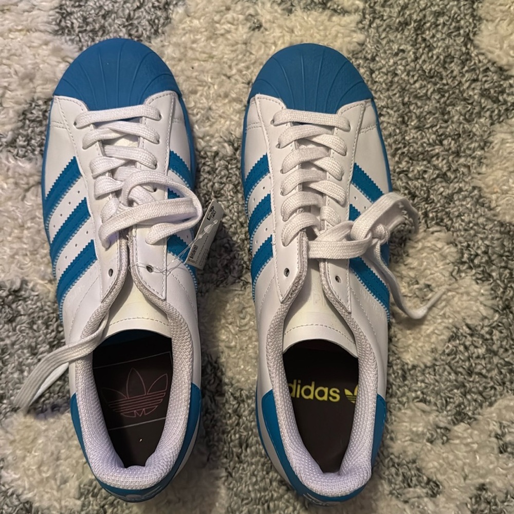 SOLD Adidas Superstar sneakers size US8